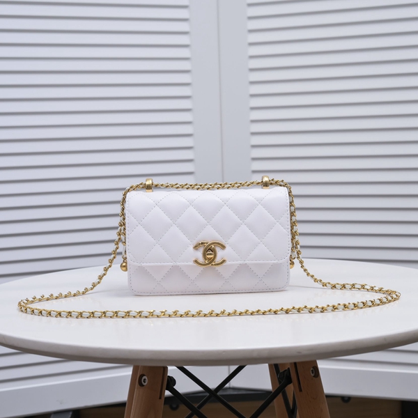 シャネルバッグ正面デザイン